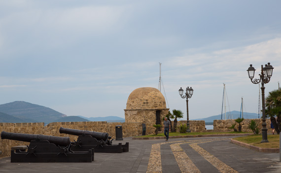 In der Altstadt von Alghero steht noch die Festungsmauer