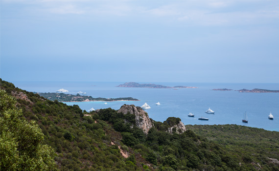 Die Smaragdküste Sardiniens säumen Yachten