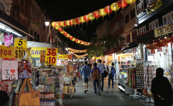 In Chinatown in Singapur geht es nachts bunt zu.